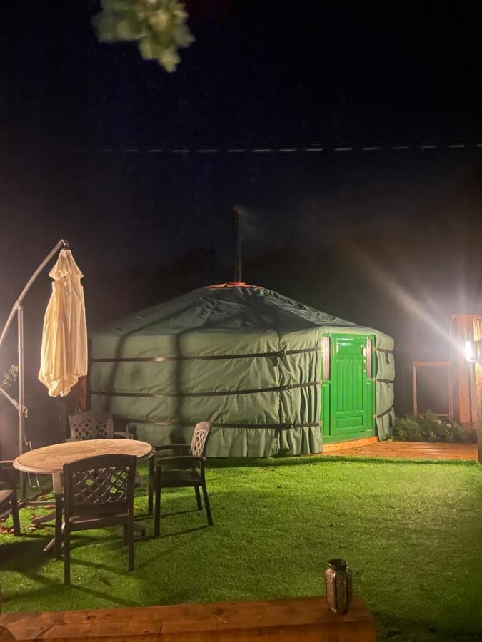فندق Chwilogفي  O Dan Y Coed Luxury Yurt With Hot Tub المظهر الخارجي الصورة