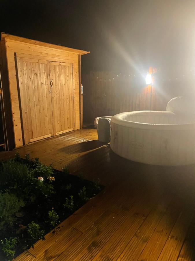 فندق Chwilogفي  O Dan Y Coed Luxury Yurt With Hot Tub المظهر الخارجي الصورة